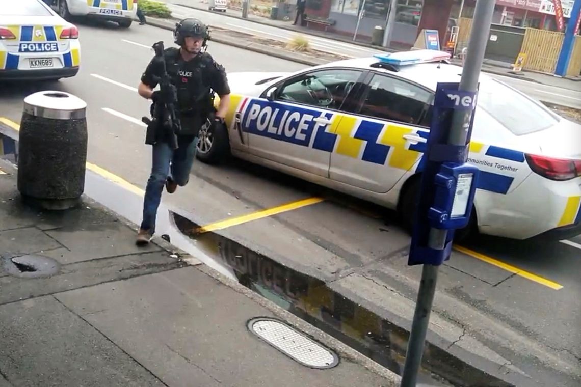 nova zelandia policiais correndo na rua