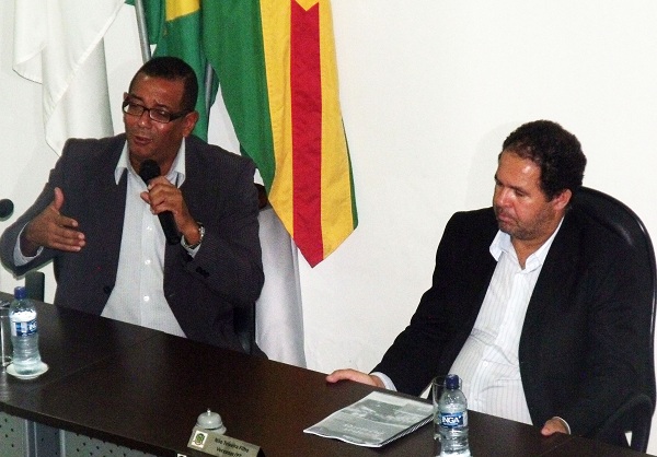 Vereador Presidente Nilo Teixeira (PT) recebeu o convidado Carlos Calazans para debate sobre o mundo do trabalho. 